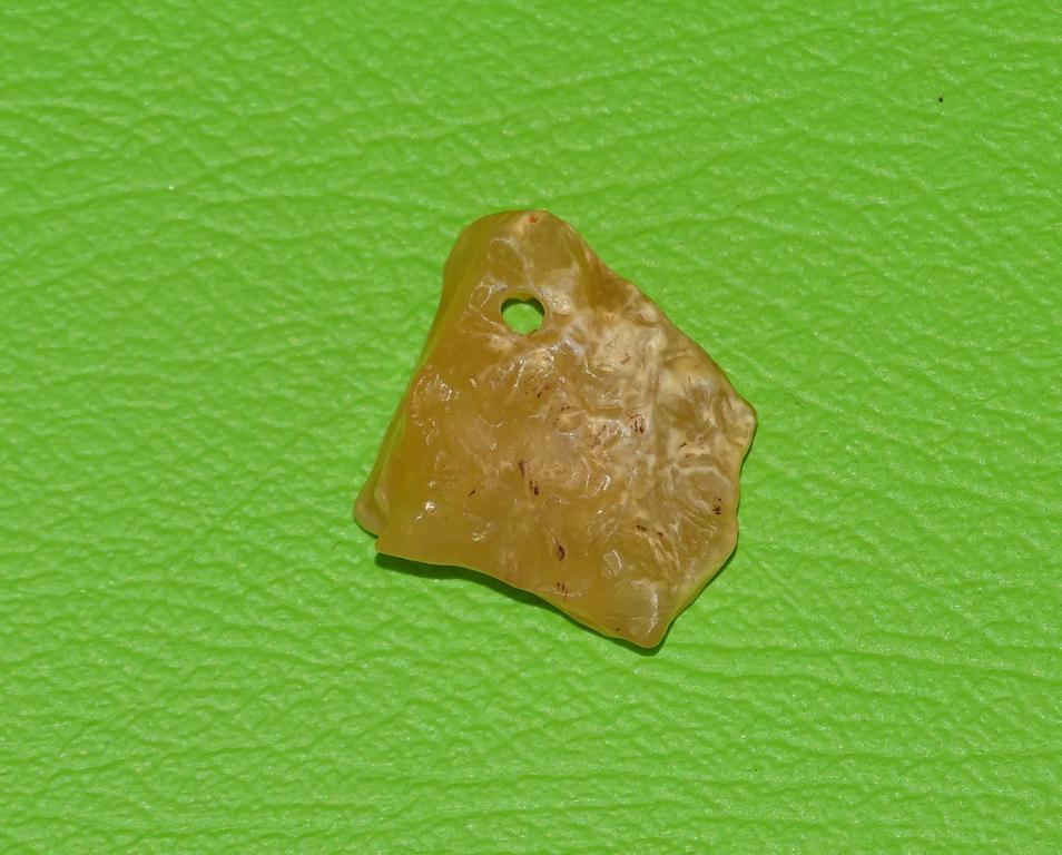 Naturglas gebohrt - lybisches Wüstenglas Nr. 7