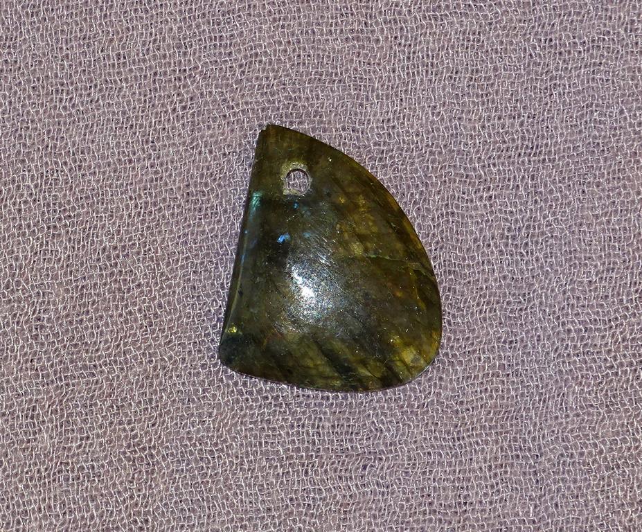 Labradorit Flachstein gebohrt Nr. 3