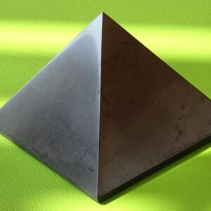 Schungit-Pyramide 12 cm Seitenlänge