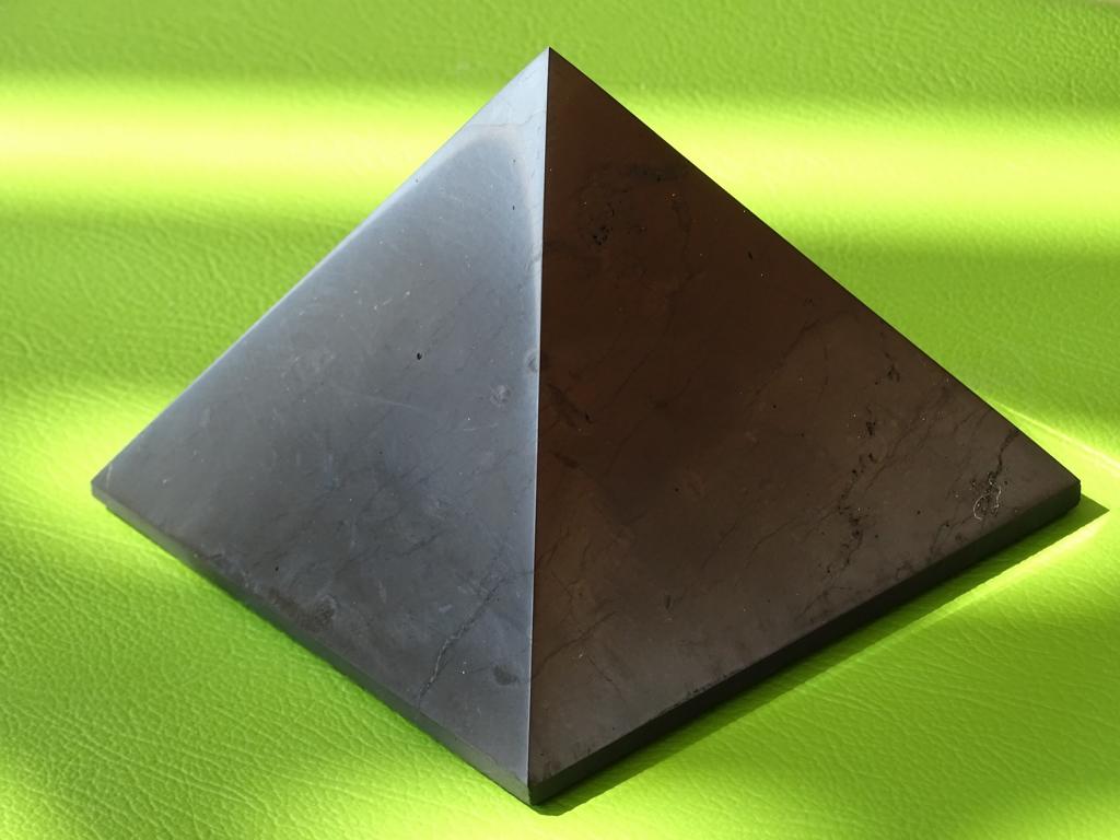 Schungit-Pyramide 12 cm Seitenlänge