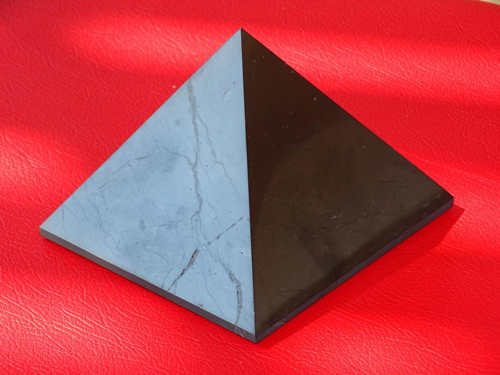 Schungit-Pyramide 12 cm Seitenlänge – Bild 2