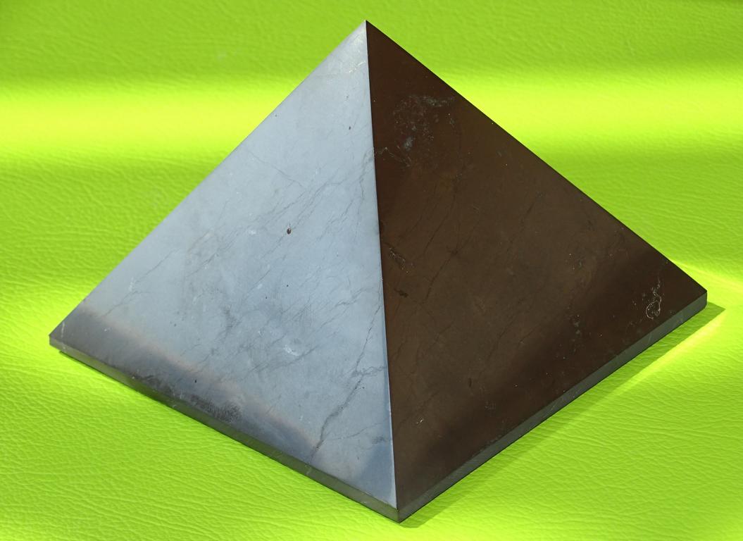 Schungit-Pyramide 12 cm Seitenlänge – Bild 3