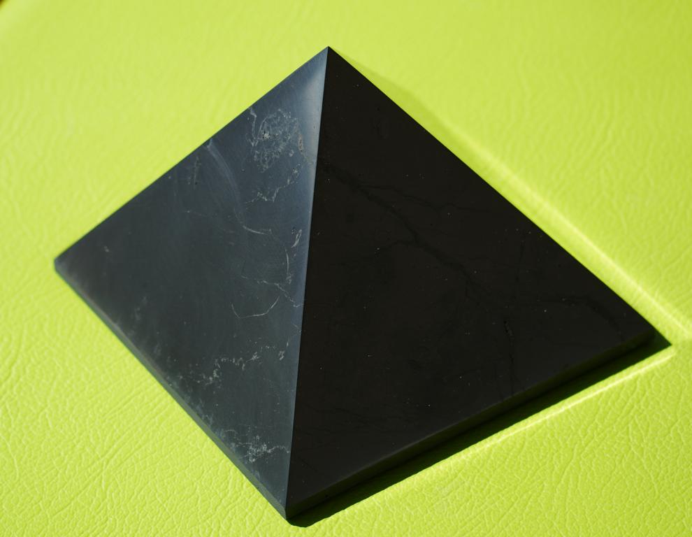 Schungit-Pyramide 12 cm Seitenlänge – Bild 4