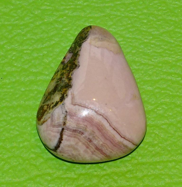 Rhodochrosit-Trommelstein gebohrt Nr. 3