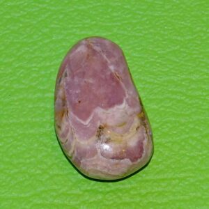 Rhodochrosit-Trommelstein gebohrt Nr. 4