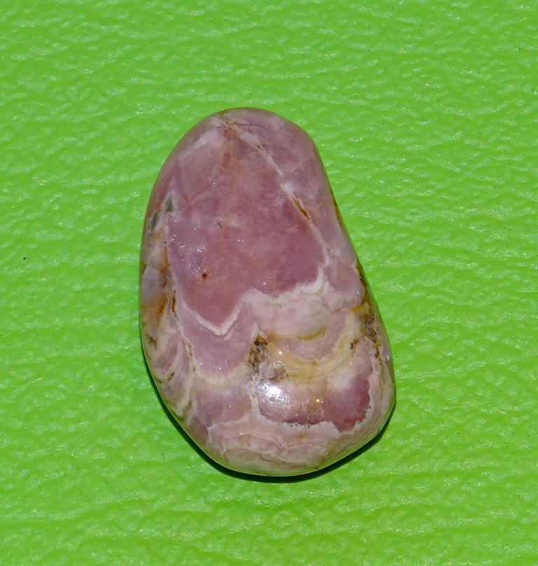 Rhodochrosit-Trommelstein gebohrt Nr. 4