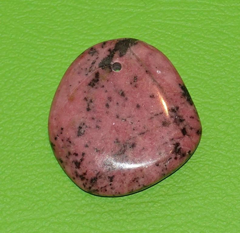 Rhodonit Flachstein gebohrt Nr. 1