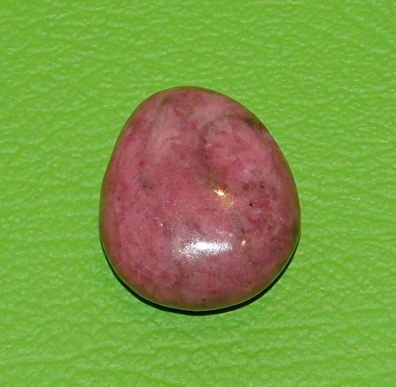 Rhodonit-Trommelstein gebohrt Nr. 1