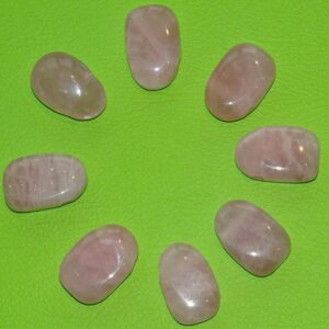 Rosenquarz-Tropfen gebohrt