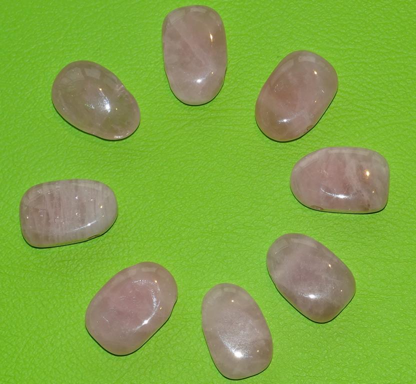 Rosenquarz-Tropfen gebohrt