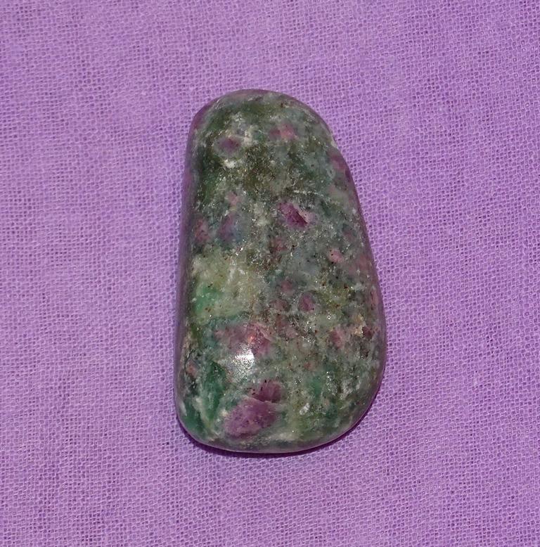 Fuchsit-Rubin gebohrt Nr. 9