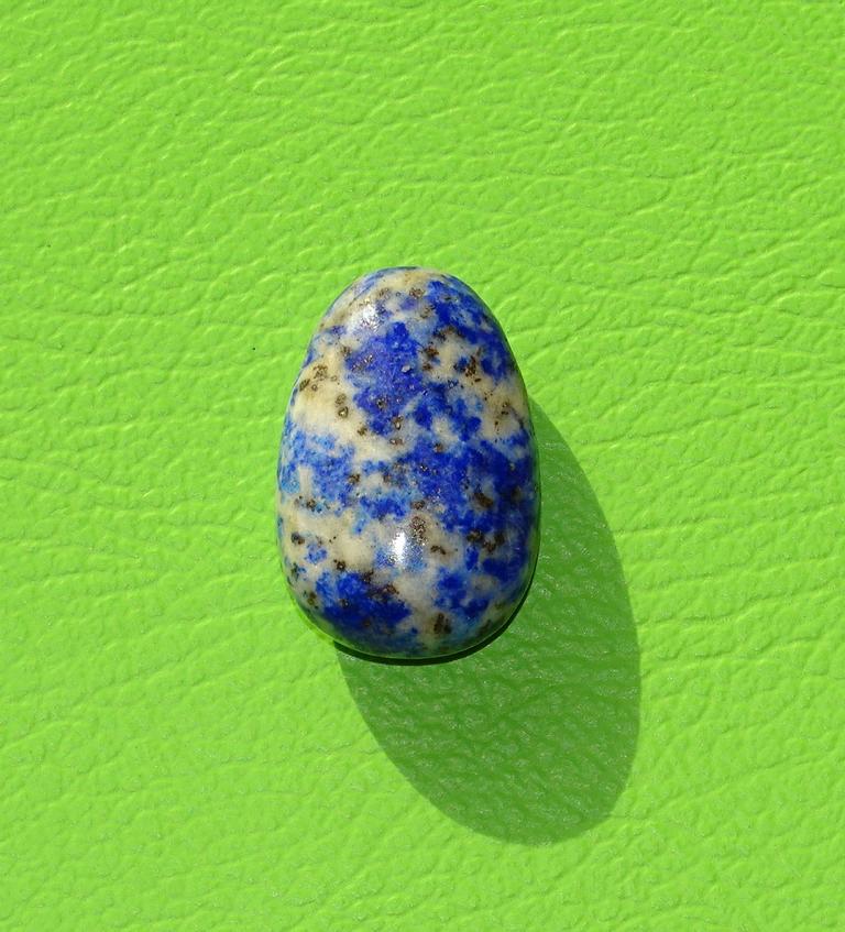 Sodalith-Tropfen gebohrt