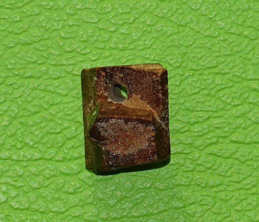 Staurolith gebohrt Nr. 1