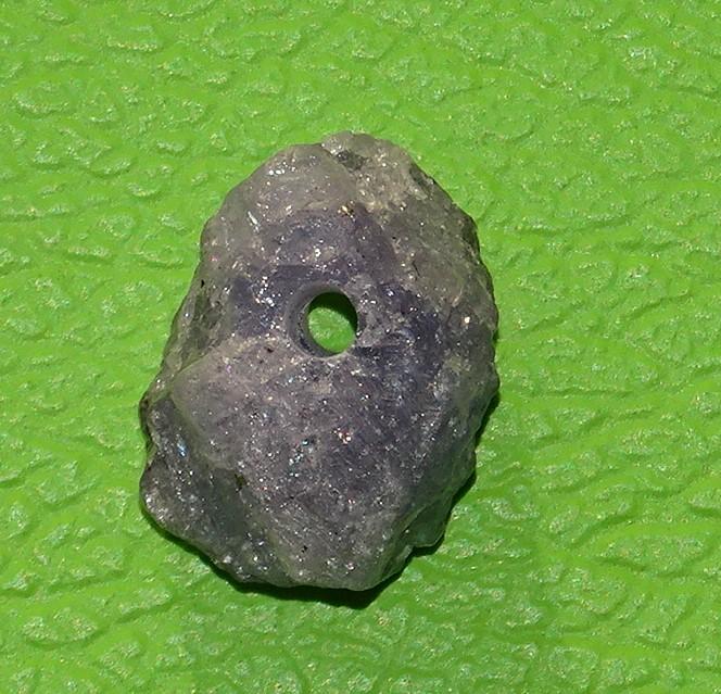 Tansanit Rohstein gebohrt Nr. 6