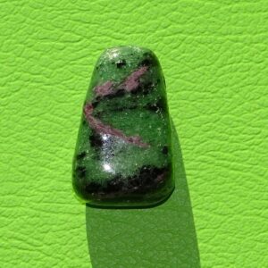 Zoisit-Rubin gebohrt Nr. 2