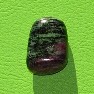 Zoisit-Rubin gebohrt Nr. 3