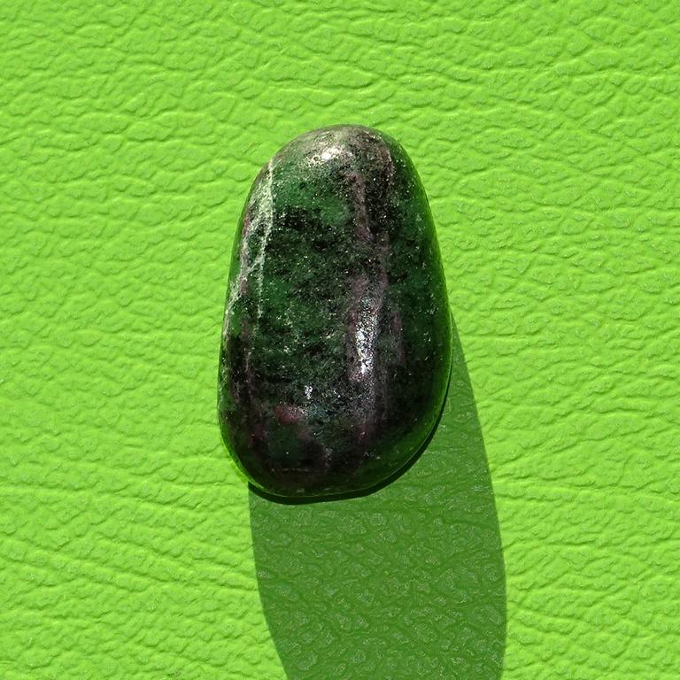 Zoisit-Rubin gebohrt Nr. 4