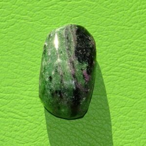 Zoisit-Rubin gebohrt Nr. 5