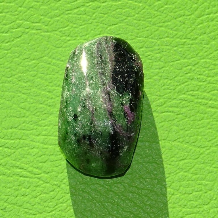 Zoisit-Rubin gebohrt Nr. 5