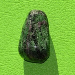 Zoisit-Rubin gebohrt Nr. 6