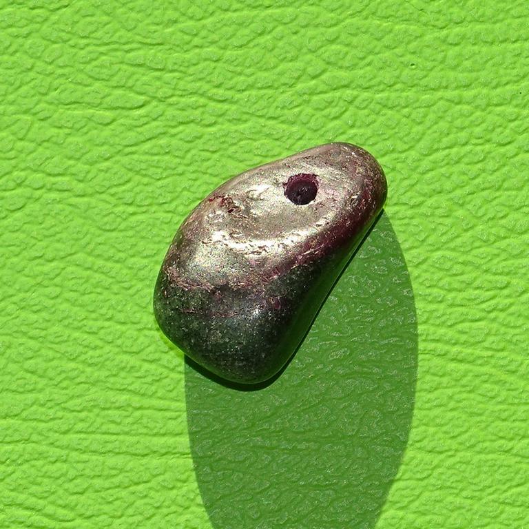 Zoisit-Rubin gebohrt Nr. 8