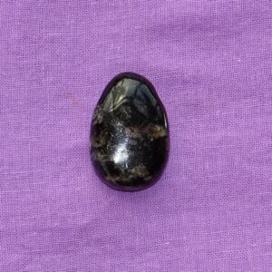 Astrophyllit-Tropfen gebohrt