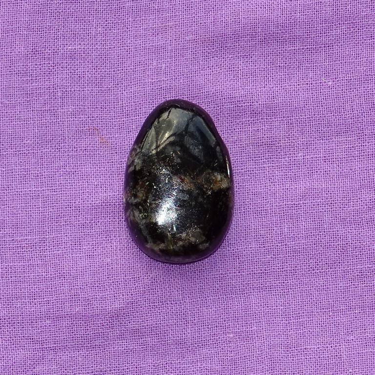 Astrophyllit-Tropfen gebohrt