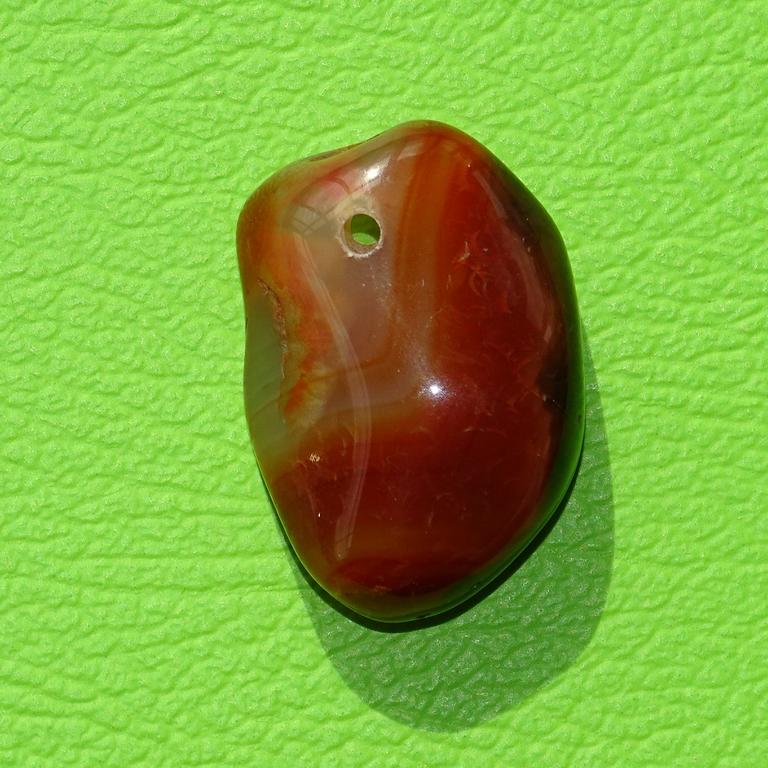 Fleischachat-Trommelstein gebohrt Nr. 1