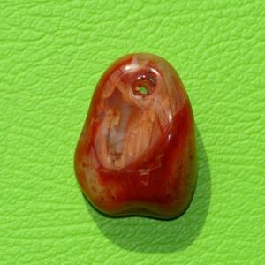 Fleischachat-Trommelstein gebohrt Nr. 2