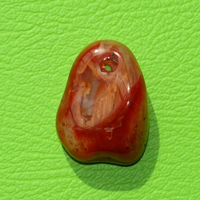 Fleischachat-Trommelstein gebohrt Nr. 2