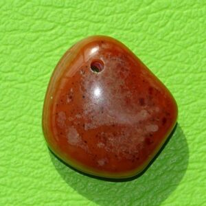 Fleischachat-Trommelstein gebohrt Nr. 3