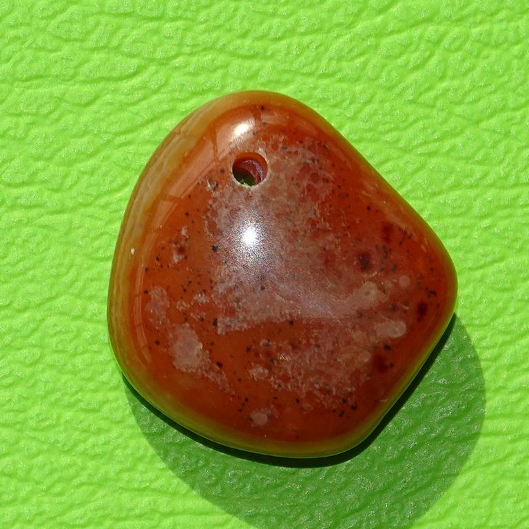 Fleischachat-Trommelstein gebohrt Nr. 3