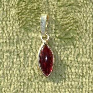 Granat-Anhänger Nr. 1