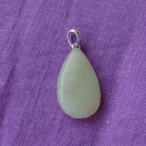 Jade-Anhänger in Tropfenform (grün)