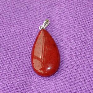 Jaspis-Anhänger in Tropfenform (rot)