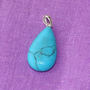 Magnesit-Anhänger in Tropfenform (türkis gefärbt!)