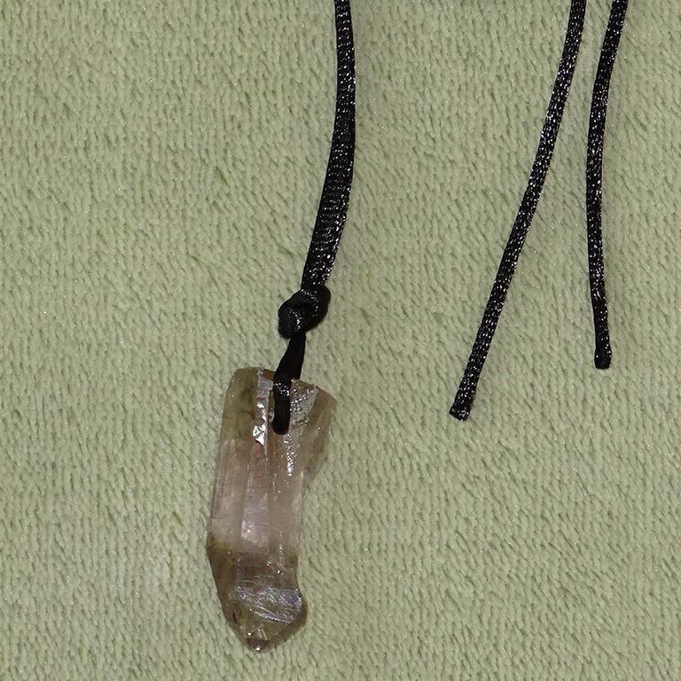 Rauchquarz-Trommelstein gebohrt mit Band (Nr. 1)