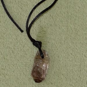 Rauchquarz-Trommelstein gebohrt mit Band (Nr. 2)