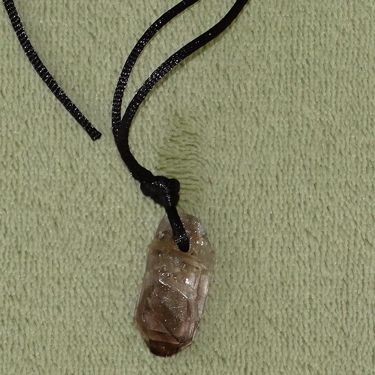 Rauchquarz-Trommelstein gebohrt mit Band (Nr. 2)