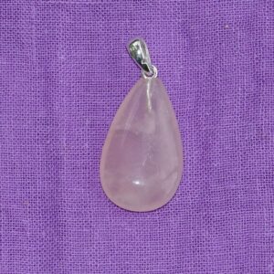Rosenquarz-Anhänger in Tropfenform