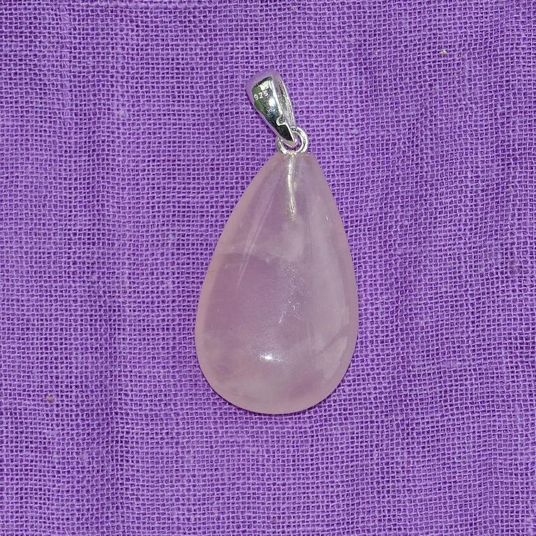 Rosenquarz-Anhänger in Tropfenform