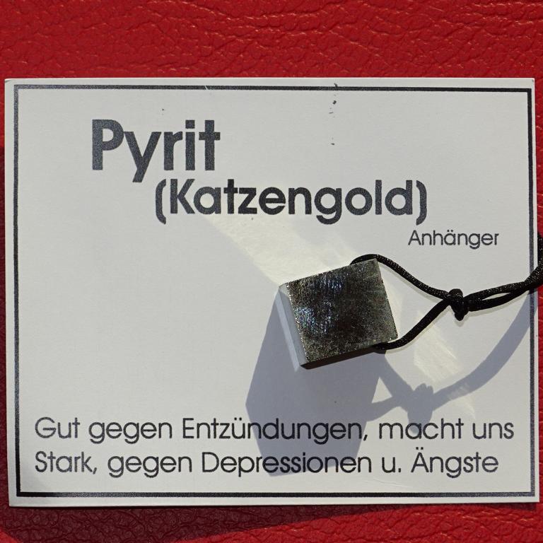 Pyrit-Würfel gebohrt mit Band Nr. 4