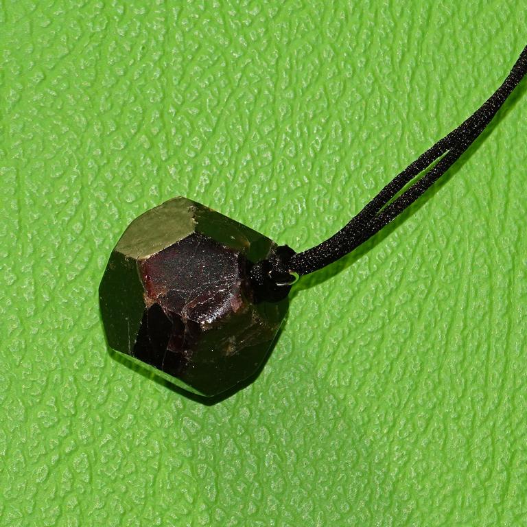 Granat-Anhänger mit Stoffband